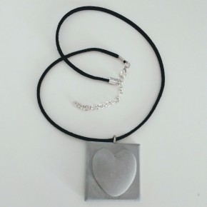 Collar ajustable amb penjoll de cor