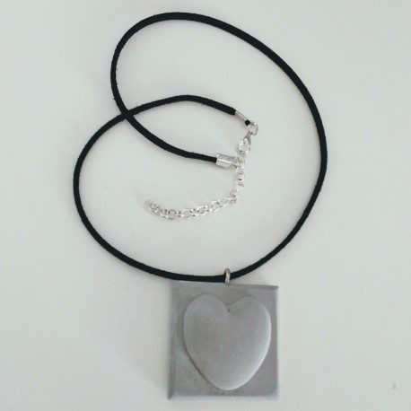 Collar ajustable con un corazón en resina cerámica