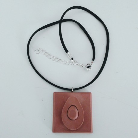 Collar ajustable con un aguacate en resina cerámica