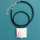 Collar ajustable con un aguacate en resina cerámica