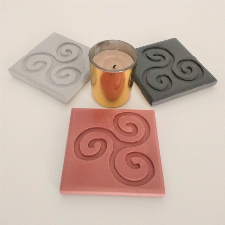 3 posavasos cuadrados con trisquel