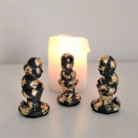 3 figuretes de Caganer en resina ceràmica gris amb acabat metall daurat