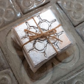 3 posavasos Baldosa roseta de Bilbao en hormigón, con acabado metal plateado