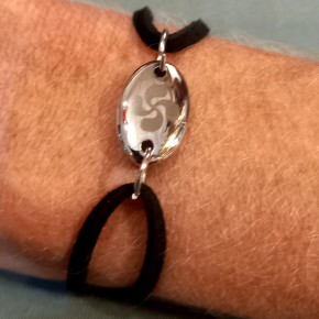 Pulsera oval con colgante Lauburu, cuatrisquel